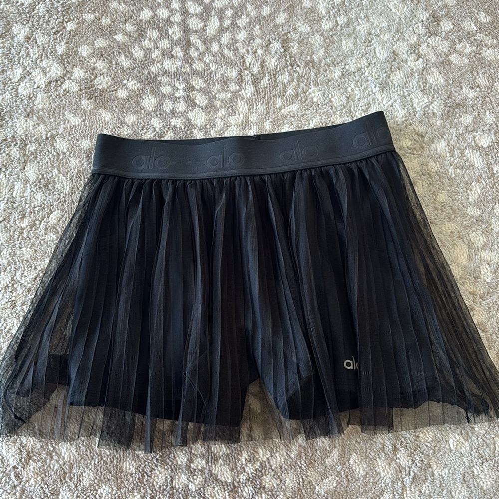Alo Yoga sz Medium flirty skirt black mesh